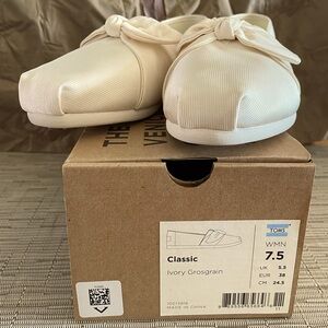 NWT TOMS Classic Slip-ons W 7.5